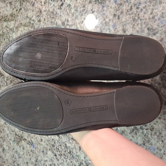 "TOMMY HILFIGER" Woman's Sz 8m, soft black leather with gold "TH" Logo. NWOT - Picture 2 of 5
